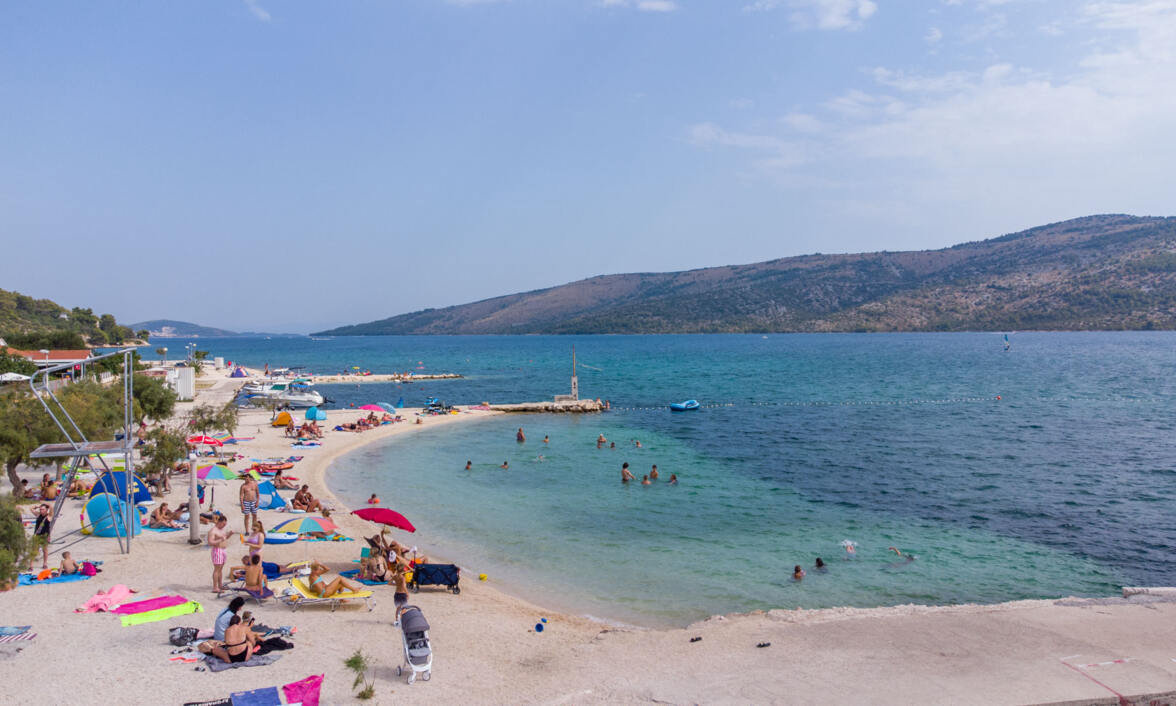 Betonska plaža Poljica s mnogo kupača