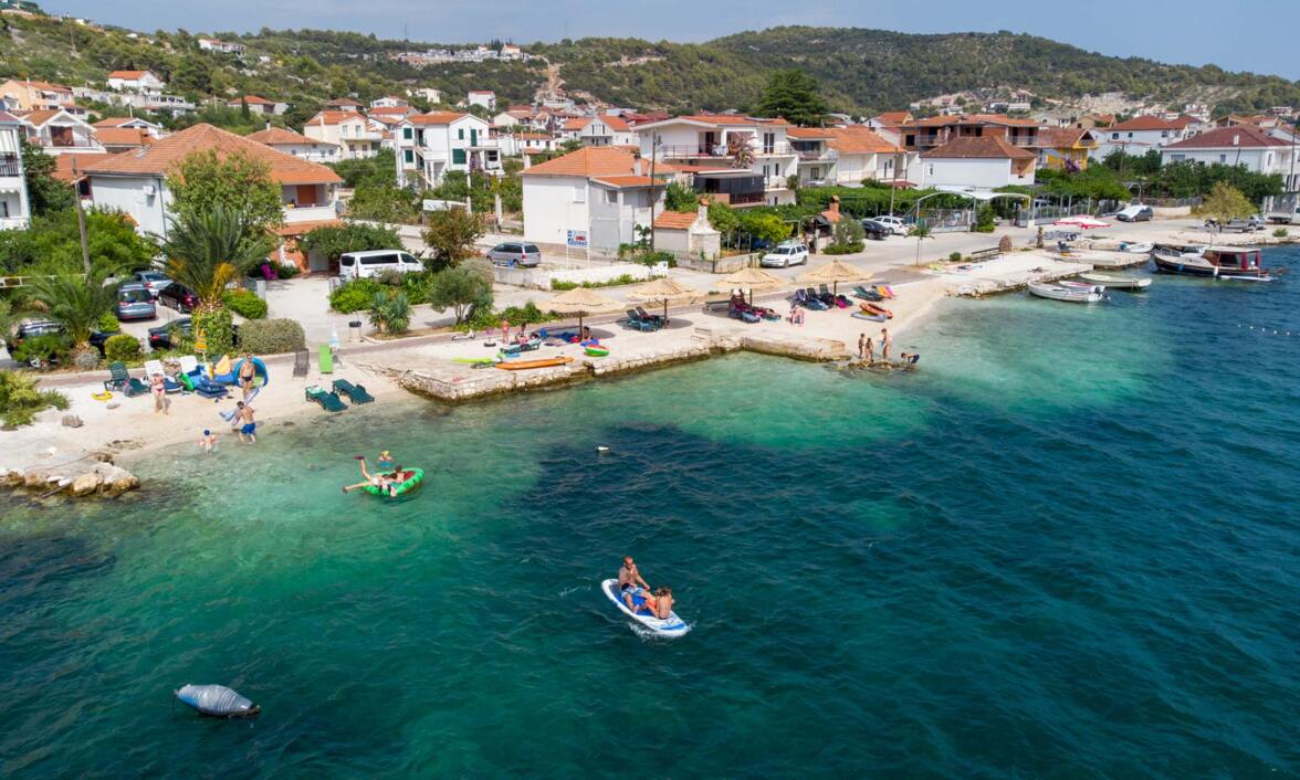 Plaža u Poljicama iz zraka, kupači na gumenim čamcima