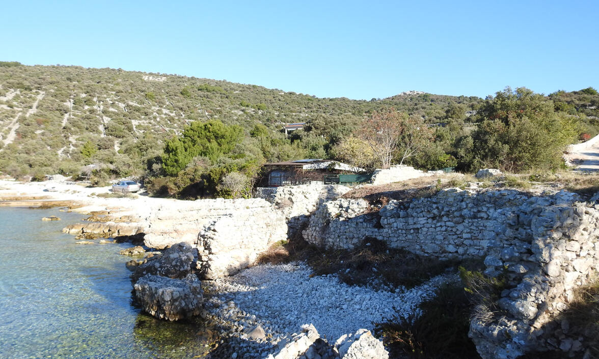 Šljunčano - kamena plaža