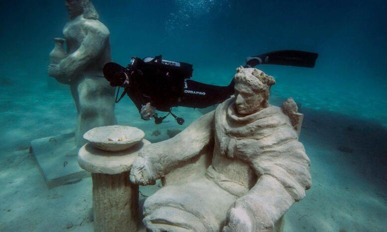 Ronioc kraj kipova u muzeju pod morem