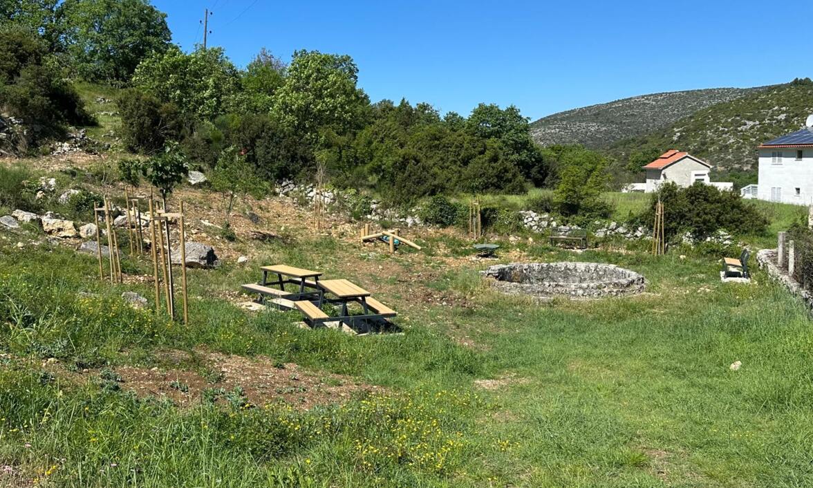 Projekti: "Biljna staza - Put Grote" i "Tematski park Bunari"