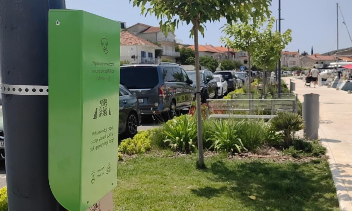 Turistička zajednica Općine Marina postavila je "Ecodog" dispenzere s biorazgradivim vrećicama za skupljanje psećeg izmeta.