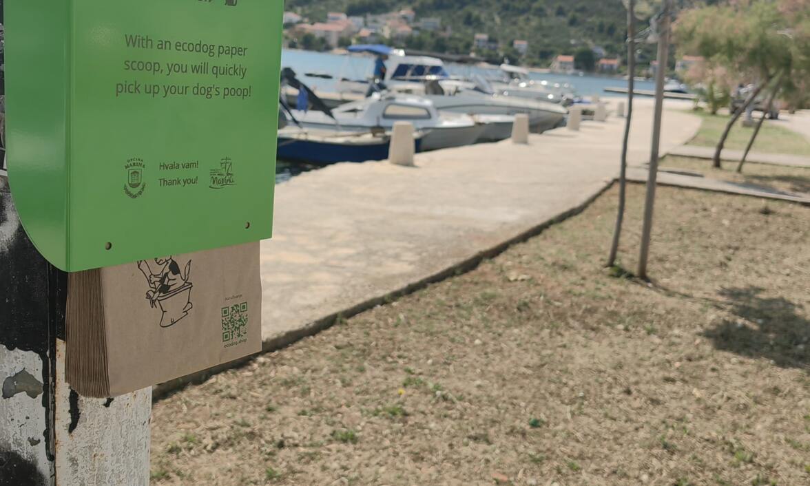 Turistička zajednica Općine Marina postavila je "Ecodog" dispenzere s biorazgradivim vrećicama za skupljanje psećeg izmeta.