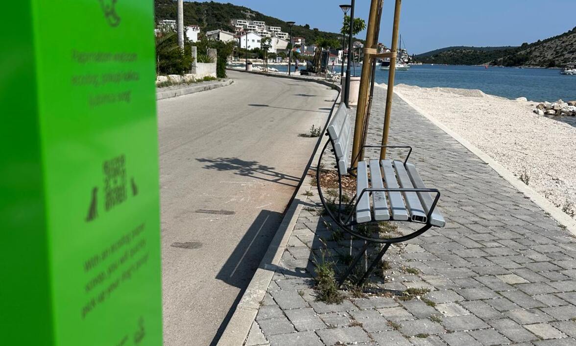 Turistička zajednica Općine Marina postavila je "Ecodog" dispenzere s biorazgradivim vrećicama za skupljanje psećeg izmeta.