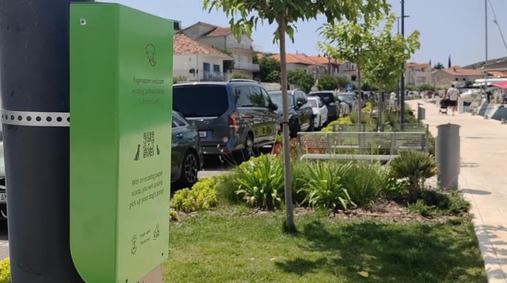 Turistička zajednica Općine Marina postavila je "Ecodog" dispenzere s biorazgradivim vrećicama za skupljanje psećeg izmeta.