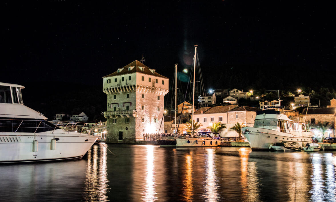 Marina noću pod svjetlima grada