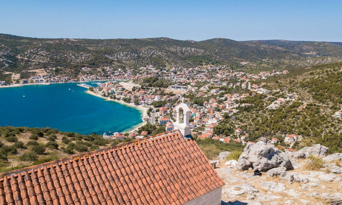 Marina uslikana s brda Drid
